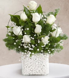 9 beyaz gül vazosu  Iğdır 7 kasım çiçekçiler 
