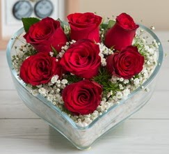 Kalp içerisinde 7 adet kırmızı gül  Iğdır 14 kasım hediye çiçek yolla 
