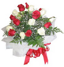  Iğdır Konaklı internetten çiçek siparişi  12 adet kirmizi ve beyaz güller buket