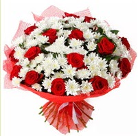 11 adet kırmızı gül ve beyaz kır çiçeği  Iğdır Enginalan uluslararası çiçek gönderme 