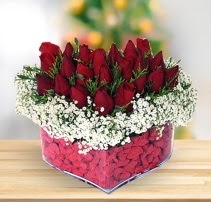 15 kırmızı gülden kalp mika çiçeği  Iğdır 7 kasım çiçekçiler 